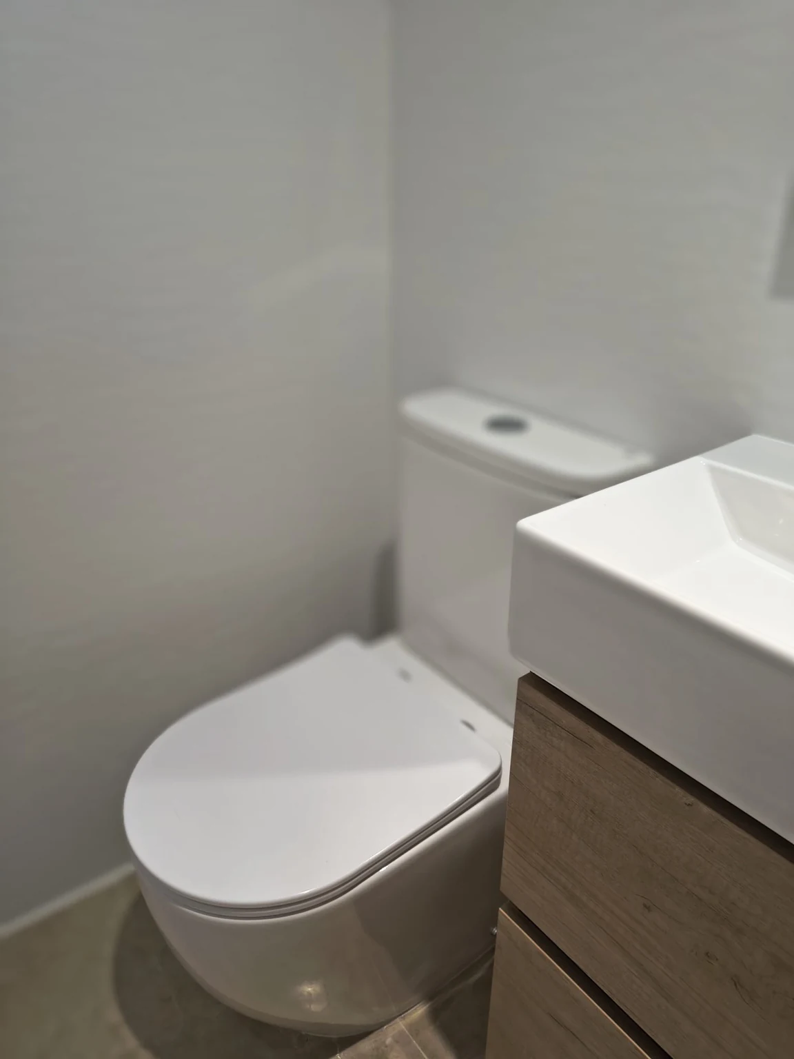 Detalle de sanitario y mueble de baño terminado por URMA MC Reformas